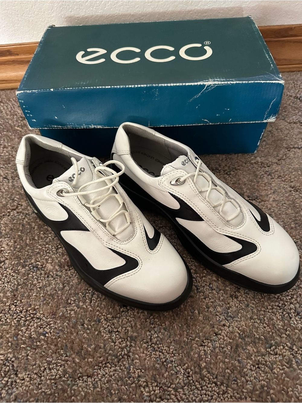 ECCO Women's White and Black Casual Leather Golf Shoes